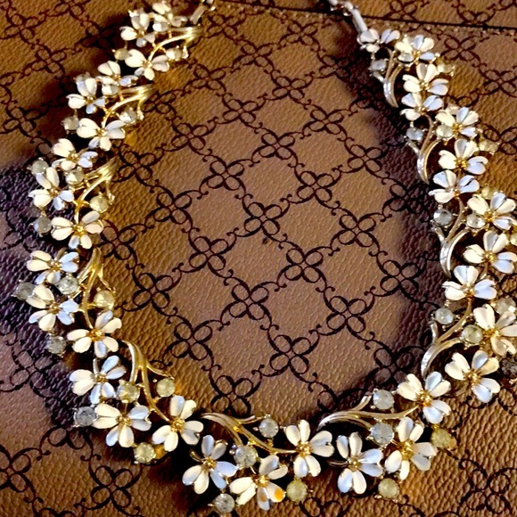 Jewelry - Coro necklace flower necklace